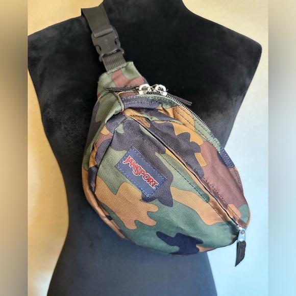 JanSport Fifth Avenue Camo Waist/Fanny Pack - Picture 1 of 8